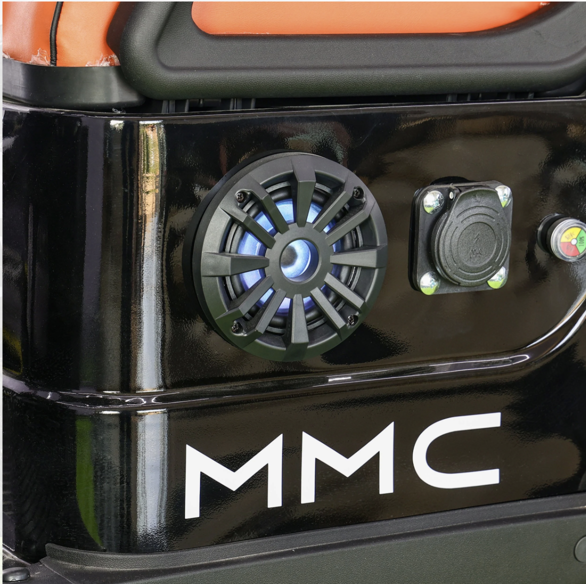 MMC 4+2 — rollbar sound bar detail