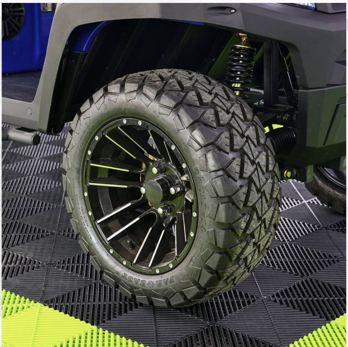 MMC 4+2 — off-road wheel & tire detail